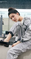 赵露思清爽丸子头造型街拍写真，搭配牛仔服牛仔裤套装，元气十足