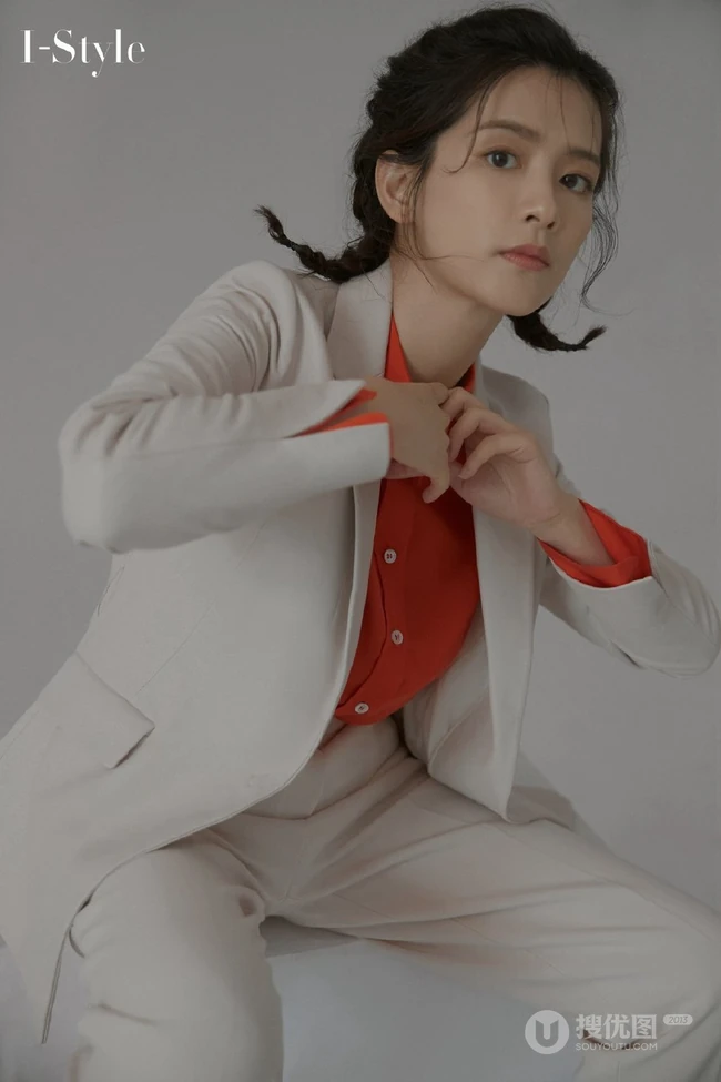 陈昊宇酷美时尚白衣西服套装红衬衫搭配个性杂志写真大片