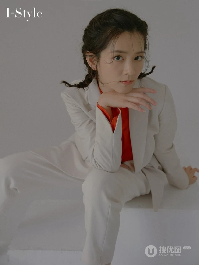 陈昊宇酷美时尚白衣西服套装红衬衫搭配个性杂志写真大片