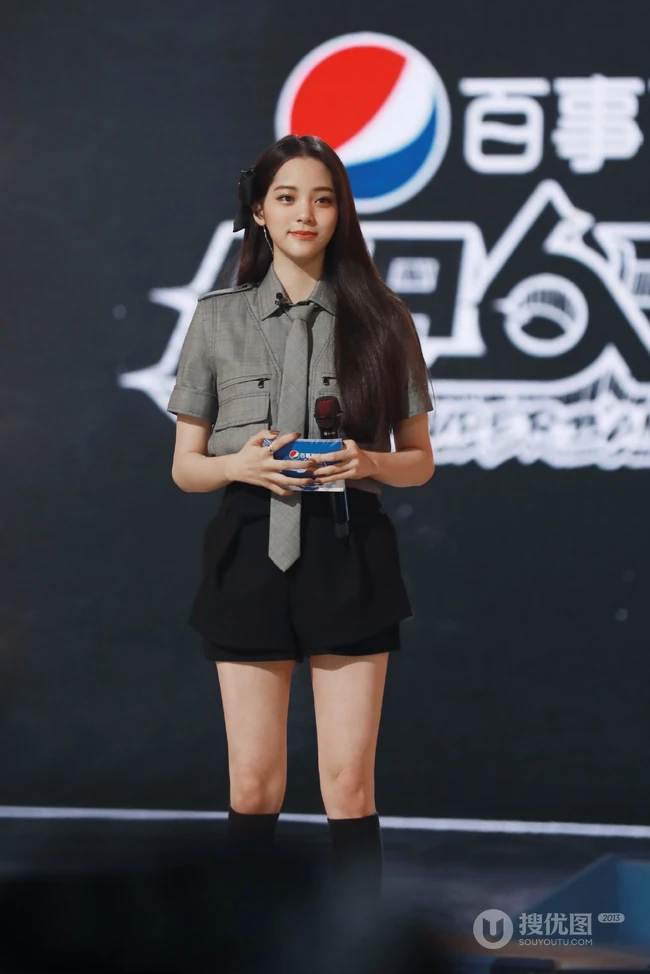 好长好美的腿啊！欧阳娜娜《明日之子》学姐造型一展线条感气质舞台照