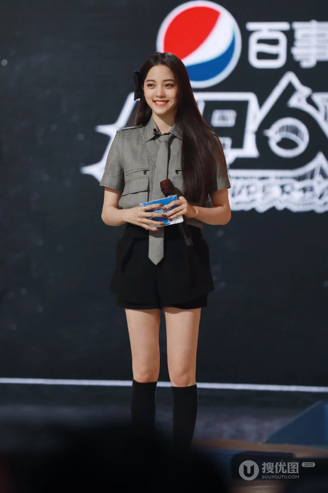 好长好美的腿啊！欧阳娜娜《明日之子》学姐造型一展线条感气质舞台照