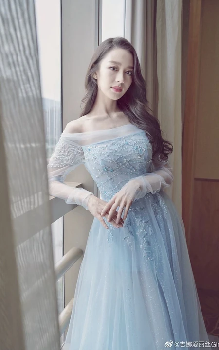 吉娜爱丽丝gina微博晒照，身着淡蓝色仙女裙，窗前远望！