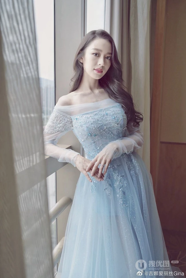 吉娜爱丽丝gina微博晒照，身着淡蓝色仙女裙，窗前远望！