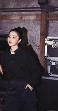 阚清子全黑劲爽穿衣搭配酷美写真图片