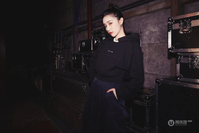 阚清子全黑劲爽穿衣搭配酷美写真图片