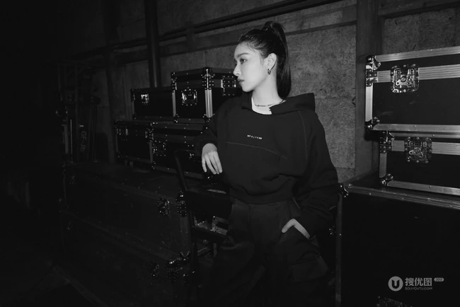 阚清子全黑劲爽穿衣搭配酷美写真图片
