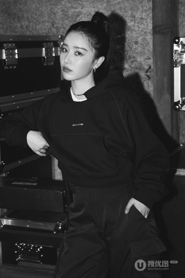 阚清子全黑劲爽穿衣搭配酷美写真图片