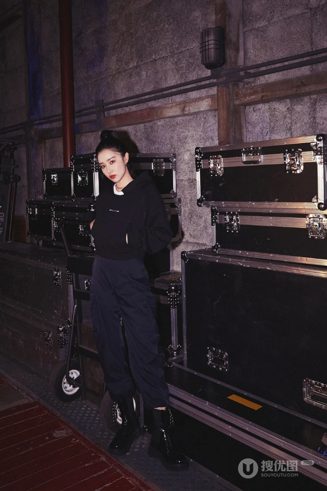 阚清子全黑劲爽穿衣搭配酷美写真图片