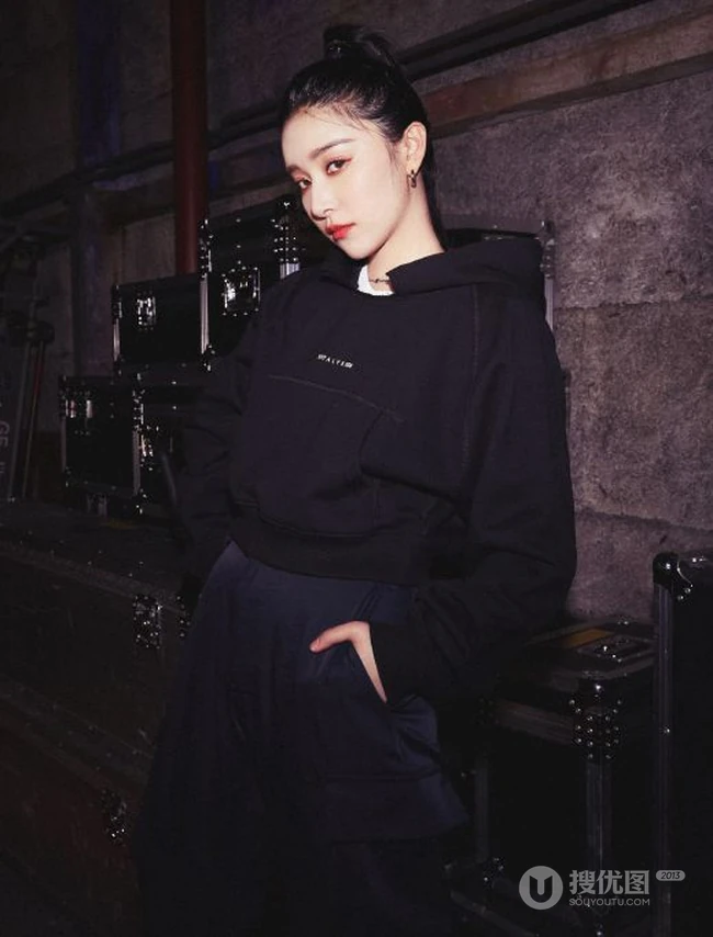 阚清子全黑劲爽穿衣搭配酷美写真图片