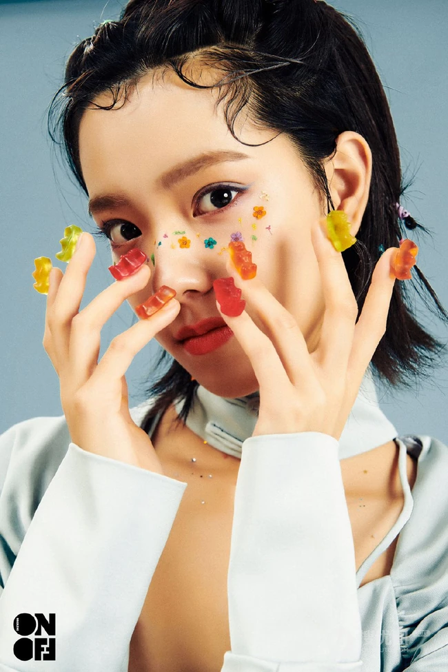 庄达菲化身糖果少女，多套复古服饰，展现文艺糖果女孩魅力