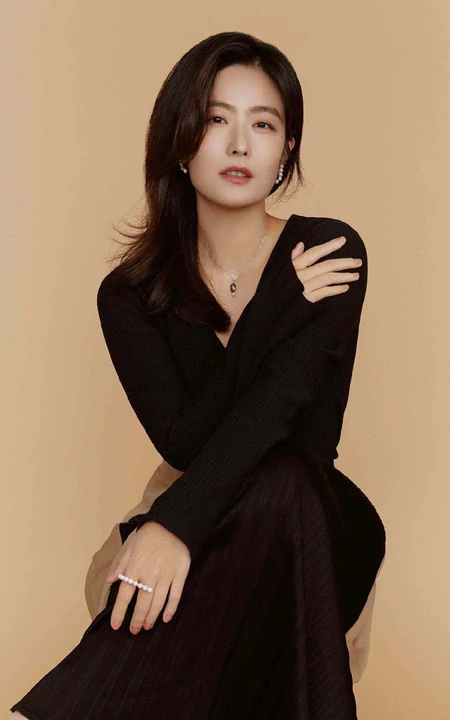 徐百慧展现优雅女人坐姿，姿态写真美照