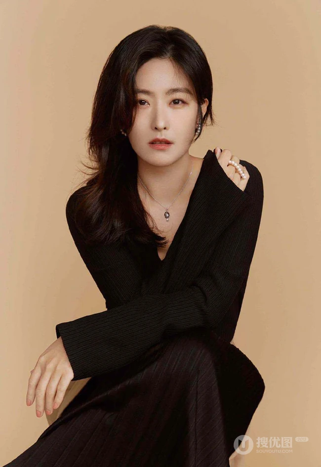徐百慧展现优雅女人坐姿，姿态写真美照
