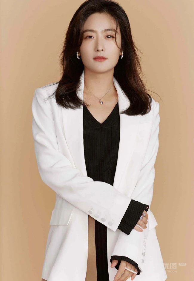 徐百慧展现优雅女人坐姿，姿态写真美照