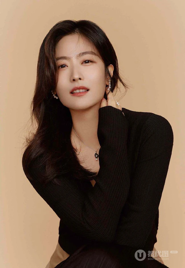 徐百慧展现优雅女人坐姿，姿态写真美照