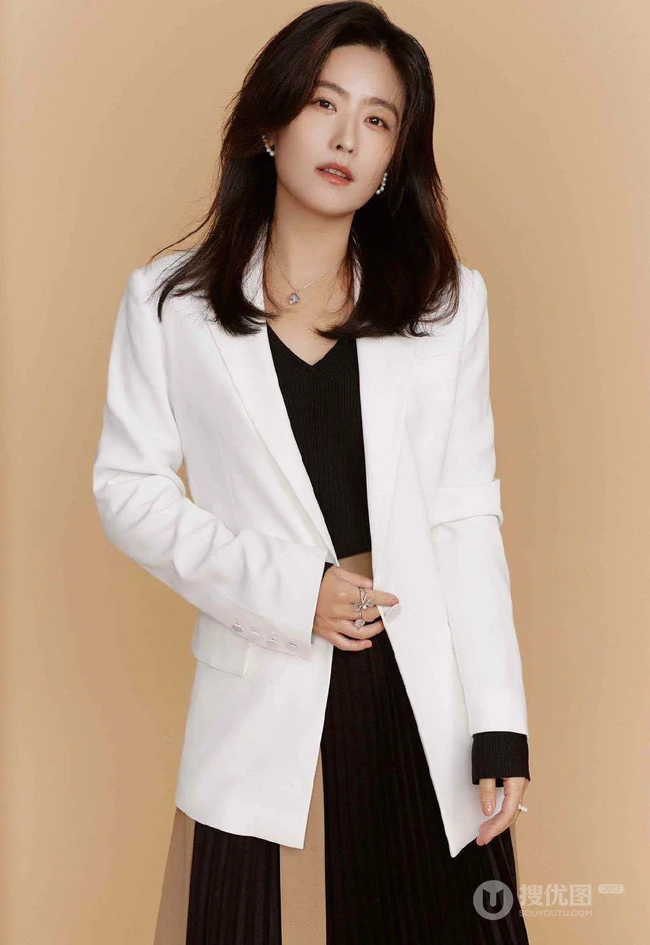徐百慧展现优雅女人坐姿，姿态写真美照