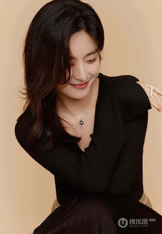 徐百慧展现优雅女人坐姿，姿态写真美照