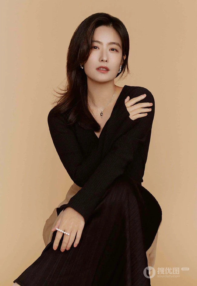 徐百慧展现优雅女人坐姿，姿态写真美照