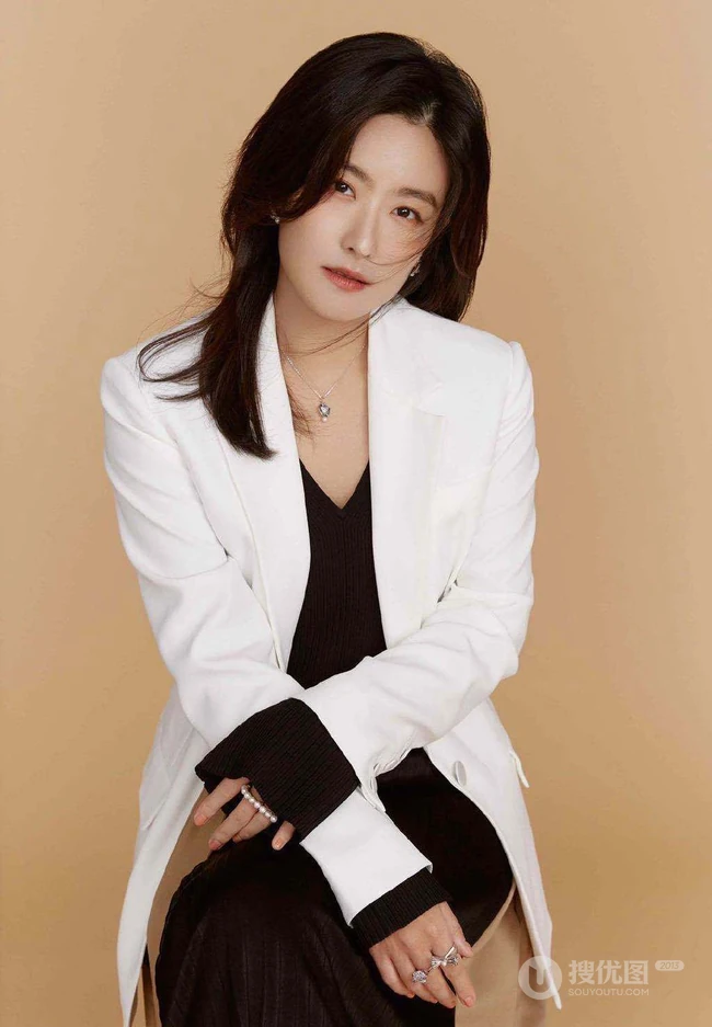 徐百慧展现优雅女人坐姿，姿态写真美照