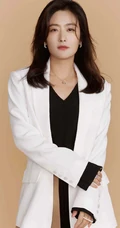 徐百慧展现优雅女人坐姿，姿态写真美照