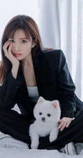 高颜值漂亮小姐姐，孟子义气质酷黑居家室内手抱狗狗写真美照