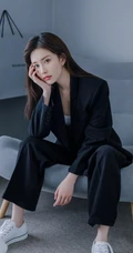 高颜值漂亮小姐姐，孟子义气质酷黑居家室内手抱狗狗写真美照