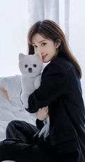 高颜值漂亮小姐姐，孟子义气质酷黑居家室内手抱狗狗写真美照
