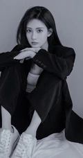 高颜值漂亮小姐姐，孟子义气质酷黑居家室内手抱狗狗写真美照