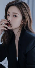 高颜值漂亮小姐姐，孟子义气质酷黑居家室内手抱狗狗写真美照
