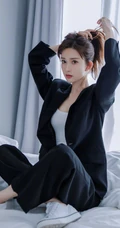 高颜值漂亮小姐姐，孟子义气质酷黑居家室内手抱狗狗写真美照