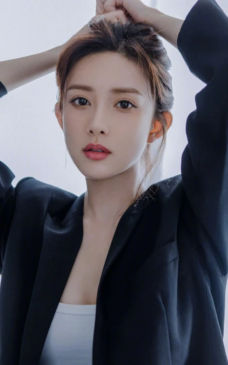 高颜值漂亮小姐姐，孟子义气质酷黑居家室内手抱狗狗写真美照