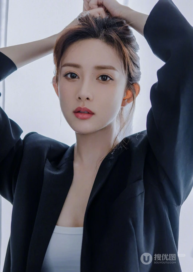 高颜值漂亮小姐姐，孟子义气质酷黑居家室内手抱狗狗写真美照
