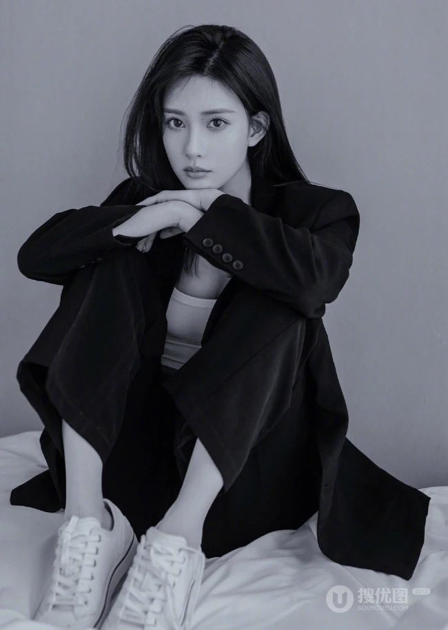 高颜值漂亮小姐姐，孟子义气质酷黑居家室内手抱狗狗写真美照