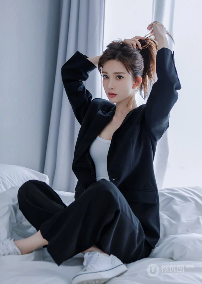 高颜值漂亮小姐姐，孟子义气质酷黑居家室内手抱狗狗写真美照