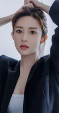 高颜值漂亮小姐姐，孟子义气质酷黑居家室内手抱狗狗写真美照