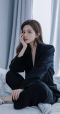 高颜值漂亮小姐姐，孟子义气质酷黑居家室内手抱狗狗写真美照