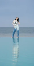 新生代演员&ldquo;八哥哥&rdquo;王悦伊休闲白背心牛仔裤户外唯美写真