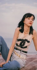 新生代演员&ldquo;八哥哥&rdquo;王悦伊休闲白背心牛仔裤户外唯美写真