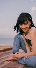新生代演员&ldquo;八哥哥&rdquo;王悦伊休闲白背心牛仔裤户外唯美写真