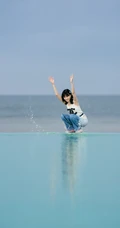 新生代演员&ldquo;八哥哥&rdquo;王悦伊休闲白背心牛仔裤户外唯美写真