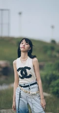 新生代演员&ldquo;八哥哥&rdquo;王悦伊休闲白背心牛仔裤户外唯美写真