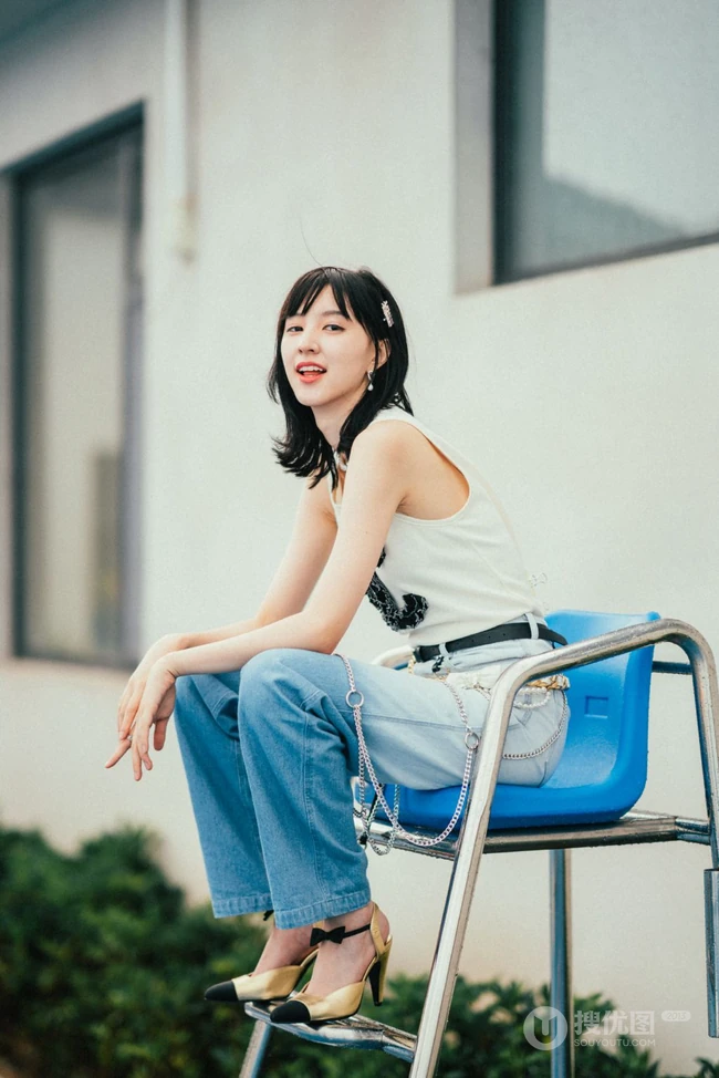 新生代演员&ldquo;八哥哥&rdquo;王悦伊休闲白背心牛仔裤户外唯美写真
