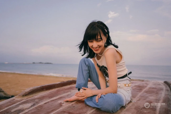 新生代演员&ldquo;八哥哥&rdquo;王悦伊休闲白背心牛仔裤户外唯美写真