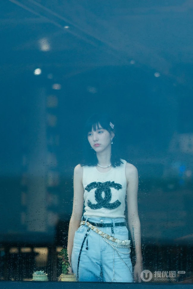 新生代演员&ldquo;八哥哥&rdquo;王悦伊休闲白背心牛仔裤户外唯美写真