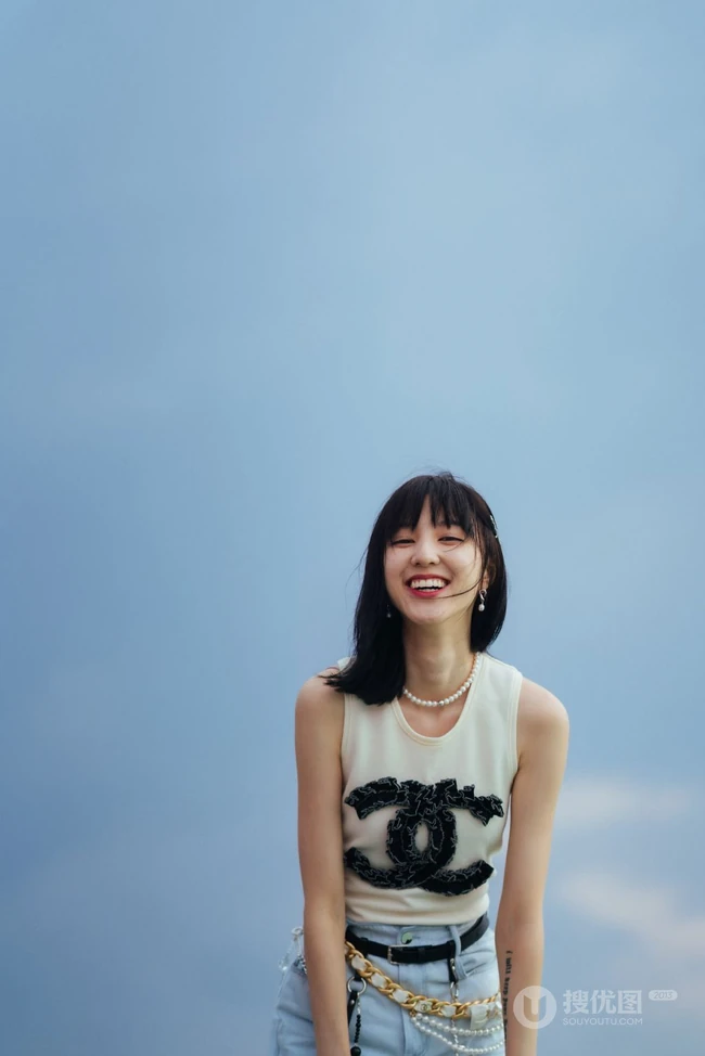 新生代演员&ldquo;八哥哥&rdquo;王悦伊休闲白背心牛仔裤户外唯美写真