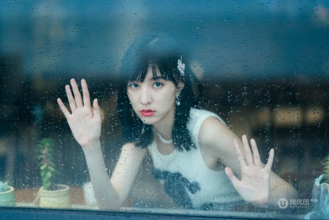 新生代演员&ldquo;八哥哥&rdquo;王悦伊休闲白背心牛仔裤户外唯美写真