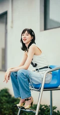 新生代演员&ldquo;八哥哥&rdquo;王悦伊休闲白背心牛仔裤户外唯美写真