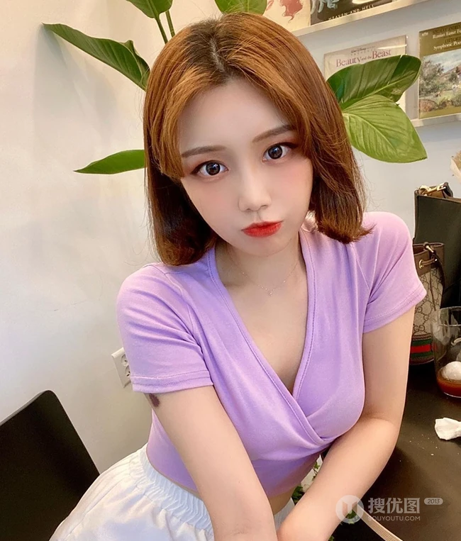 趁着夏天，尝试一下最火短发减龄发型吧，一组中分齐肩短发女生好看图片欣赏 第1张