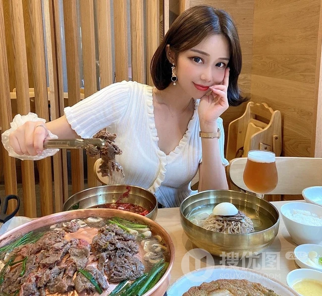 趁着夏天，尝试一下最火短发减龄发型吧，一组中分齐肩短发女生好看图片欣赏 第8张