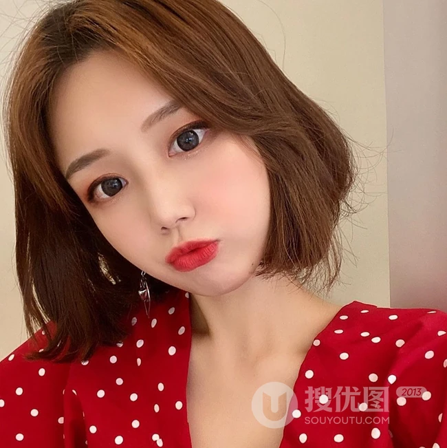 趁着夏天，尝试一下最火短发减龄发型吧，一组中分齐肩短发女生好看图片欣赏 第2张