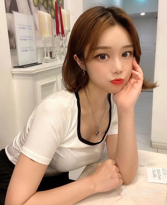 趁着夏天，尝试一下最火短发减龄发型吧，一组中分齐肩短发女生好看图片欣赏 第13张
